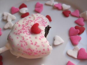 How to make Cake Pops  Valentine's Day Heart Shaped Cake Pops